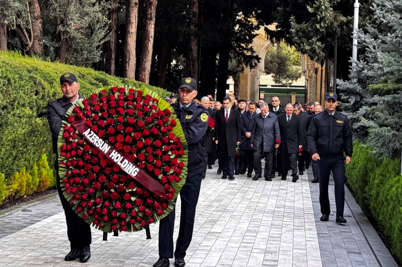 “Azərsun Holdinq”in rəhbər heyəti Ulu Öndərin məzarını ziyarət edib - FOTOLAR